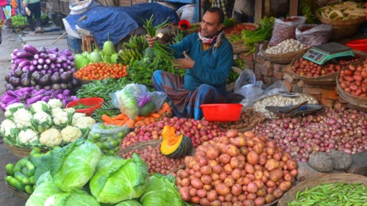 বগুড়ার সবজির বাজারে স্বস্তি উধাও